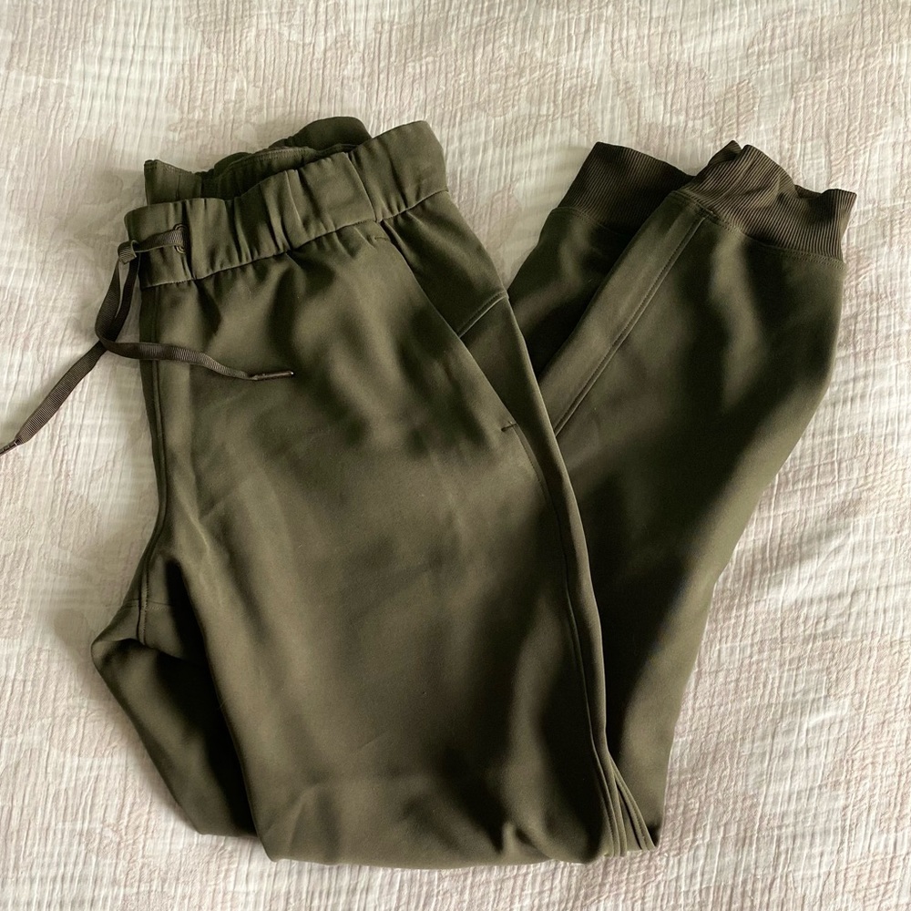 Lululemon jogger. Size 6.
